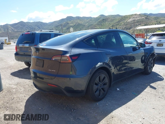 2024 Tesla Model Y Long Range z VIN 7SAYGAEE8RF198286, wystawiony jako IAAI lot #41950454 z przebiegiem 7 611 mil mil oraz . Historia ofert i sprzedaży dostępna na DreamBid. Obrazek 4.