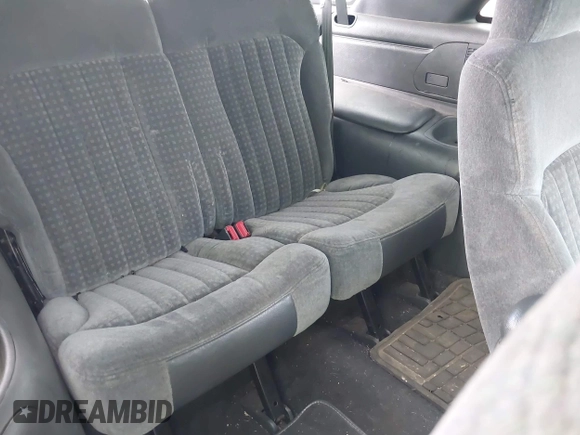 2000 Chevrolet Blazer LS z VIN 1GNCT18W6YK288858, wystawiony jako IAAI lot #42344368 z przebiegiem 207 183 mil mil oraz . Historia ofert i sprzedaży dostępna na DreamBid. Obrazek 8.