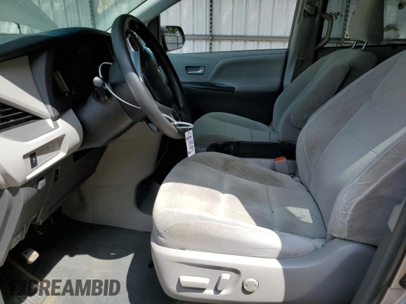 2017 Toyota Sienna LE Auto Access Seat с VIN 5TDKZ3DC4HS895585, выставлен на аукционе Copart как лот 56331015 с пробегом 92 960 миль миль и Списание • Salvage title. История ставок и продаж доступна на DreamBid. Изображение 7.