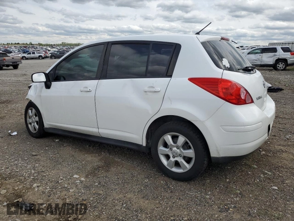 2009 Nissan Versa SL z VIN 3N1BC13E09L388802, wystawiony jako Copart lot #53904985 z przebiegiem 134 342 mil mil oraz Szkoda całkowita • Salvage title. Historia ofert i sprzedaży dostępna na DreamBid. Obrazek 2.