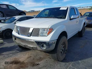 2007 Nissan Frontier SE z VIN 1N6AD06U67C417356, wystawiony jako IAAI lot #41157828 z przebiegiem 101 937 mil mil oraz . Historia ofert i sprzedaży dostępna na DreamBid. Obrazek 18.