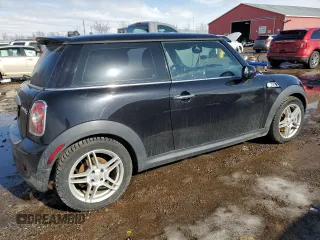 2009 MINI Hardtop S z VIN WMWMF73559TW85198, wystawiony jako Copart lot #47538725 z przebiegiem 136 006 mil mil oraz Szkoda całkowita • Salvage title. Historia ofert i sprzedaży dostępna na DreamBid. Obrazek 3.