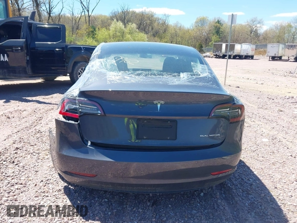 2022 Tesla Model 3 Long Range z VIN 5YJ3E1EB6NF260118, wystawiony jako IAAI lot #42139962 z przebiegiem 52 566 mil mil oraz . Historia ofert i sprzedaży dostępna na DreamBid. Obrazek 17.