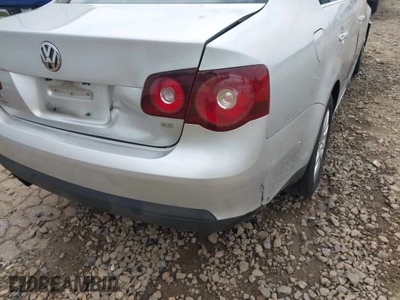 2008 Volkswagen Jetta SE z VIN 3VWRM71K38M043595, wystawiony jako IAAI lot #42169173 z przebiegiem 383 659 mil mil oraz . Historia ofert i sprzedaży dostępna na DreamBid. Obrazek 13.