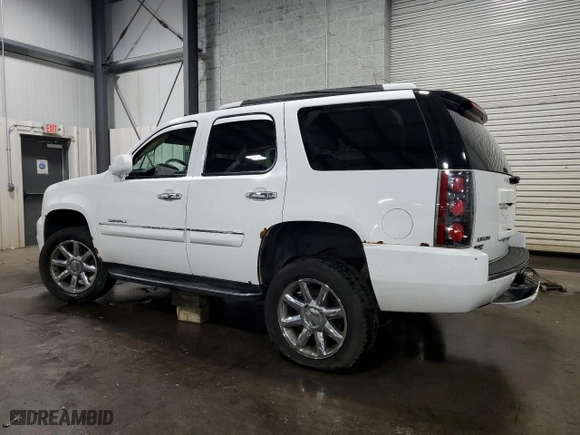 2007 GMC Yukon Denali with VIN 1GKFK63827J252365, listed as a Copart auction lot 71965744 with 177,332 mi miles and Salvage Title. Bid and sale history available at carsss.com. Image 2.