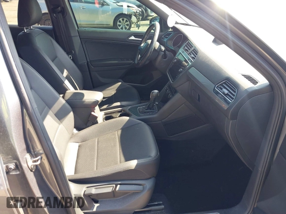 2020 Volkswagen Tiguan SE with VIN 3VV3B7AX3LM176300, listed as a IAAI auction lot 42004744 with 86,074 mi miles and . Bid and sale history available at DreamBid. Image 5.