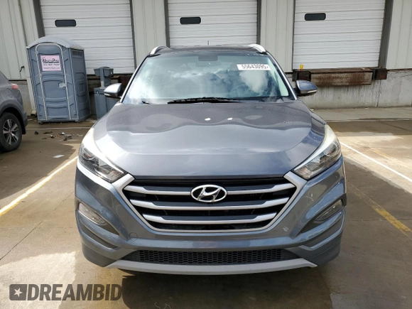 2017 Hyundai Tucson Value z VIN KM8J33A24HU421376, wystawiony jako Copart lot #55643095 z przebiegiem 91 497 mil mil oraz Czysty tytuł • Clean title. Historia ofert i sprzedaży dostępna na DreamBid. Obrazek 5.