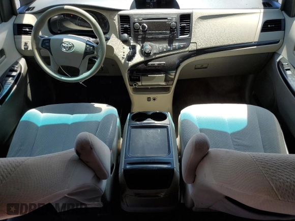 2014 Toyota Sienna LE AAS z VIN 5TDKK3DC6ES497651, wystawiony jako Copart lot #53358245 z przebiegiem 233 102 mil mil oraz Szkody całkowita. Historia ofert i sprzedaży dostępna na DreamBid. Obrazek 8.