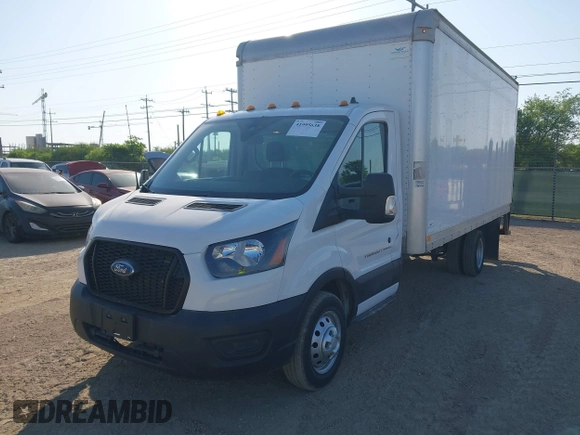 2020 Ford Transit z VIN 1FDBF6Z81LKB54837, wystawiony jako IAAI lot #42167980 z przebiegiem 63 926 mil mil oraz . Historia ofert i sprzedaży dostępna na DreamBid. Obrazek 2.