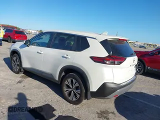 2023 Nissan Rogue SV z VIN JN8BT3BA3PW437865, wystawiony jako IAAI lot #41834250 z przebiegiem 8 725 mil mil oraz . Historia ofert i sprzedaży dostępna na DreamBid. Obrazek 3.