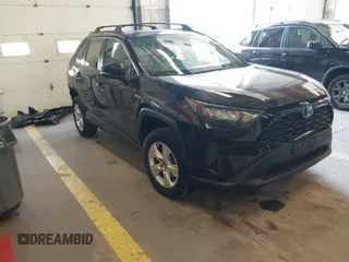 2021 Toyota RAV4 Hybrid LE z VIN 2T3M6RFV8MW011627, wystawiony jako IAAI lot #42223959 z przebiegiem 99 776 mil mil oraz . Historia ofert i sprzedaży dostępna na DreamBid. Obrazek 1.
