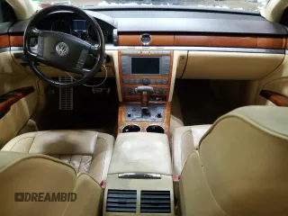 2005 Volkswagen Phaeton V8 z VIN WVWAF63D058000156, wystawiony jako Copart lot #83557884 z przebiegiem 173 284 mil mil oraz Szkody całkowita. Historia ofert i sprzedaży dostępna na DreamBid. Obrazek 8.