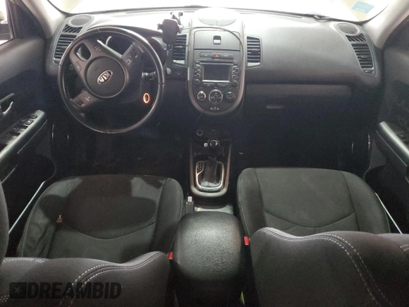 2013 Kia Soul + z VIN KNDJT2A61D7496157, wystawiony jako Copart lot #49420285 z przebiegiem Nie podano mil oraz Szkoda całkowita • Salvage title. Historia ofert i sprzedaży dostępna na DreamBid. Obrazek 8.