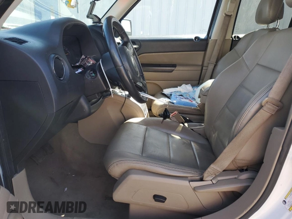 2015 Jeep Patriot Latitude z VIN 1C4NJRFBXFD417188, wystawiony jako Copart lot #54633165 z przebiegiem Nie podano mil oraz Szkoda całkowita • Salvage title. Historia ofert i sprzedaży dostępna na DreamBid. Obrazek 7.