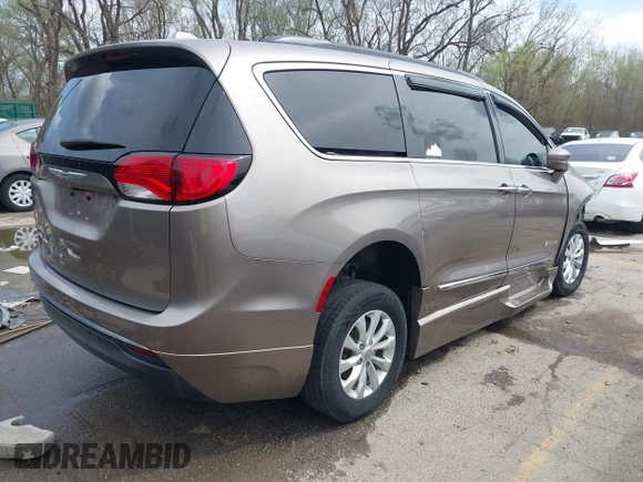 2017 Chrysler Pacifica Touring L with VIN 2C4RC1BG9HR831786, listed as a IAAI auction lot 41928645 with 37,811 mi miles and . Bid and sale history available at DreamBid. Image 4.