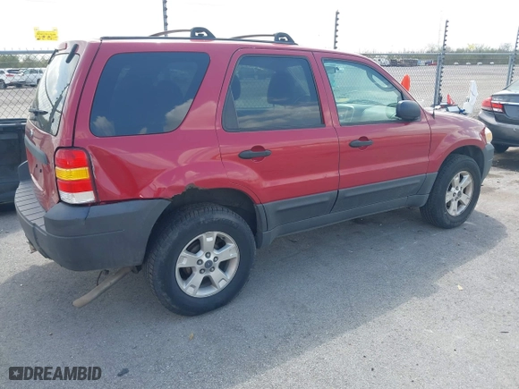 2006 Ford Escape XLT with VIN 1FMYU03116KB57637, listed as a IAAI auction lot 41803899 with 118,945 mi miles. Bid and sale history available at carsss.com. Image 4.