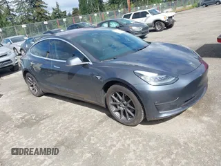 2018 Tesla Model 3 Long Range Battery z VIN 5YJ3E1EA2JF011588, wystawiony jako IAAI lot #42304226 z przebiegiem 56 819 mil mil oraz . Historia ofert i sprzedaży dostępna na DreamBid. Obrazek 1.