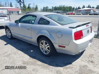 2006 Ford Mustang GT Deluxe z VIN 1ZVHT82H065175045, wystawiony jako IAAI lot #42446022 z przebiegiem 144 165 mil mil oraz . Historia ofert i sprzedaży dostępna na DreamBid. Obrazek 3.