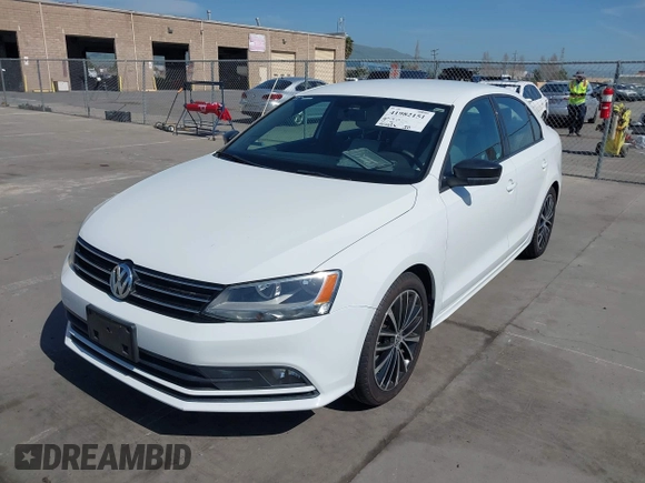 2015 Volkswagen Jetta SE z VIN 3VWD17AJ8FM427248, wystawiony jako IAAI lot #41982151 z przebiegiem 56 526 mil mil oraz . Historia ofert i sprzedaży dostępna na DreamBid. Obrazek 6.