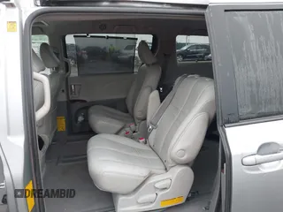 2011 Toyota Sienna XLE AAS z VIN 5TDYK3DC7BS067407, wystawiony jako IAAI lot #42312520 z przebiegiem 175 945 mil mil oraz . Historia ofert i sprzedaży dostępna na DreamBid. Obrazek 8.