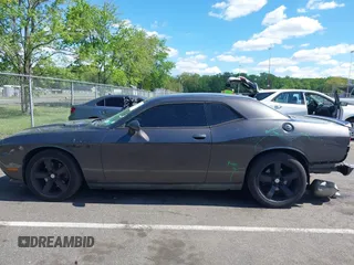 2013 Dodge Challenger R/T z VIN 2C3CDYBT6DH611180, wystawiony jako IAAI lot #42188218 z przebiegiem 101 023 mil mil oraz . Historia ofert i sprzedaży dostępna na DreamBid. Obrazek 14.