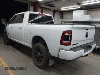2024 Ram 2500 Laramie z VIN 3C6UR5FJ7RG143466, wystawiony jako IAAI lot #41753978 z przebiegiem 9 996 mil mil oraz . Historia ofert i sprzedaży dostępna na DreamBid. Obrazek 3.