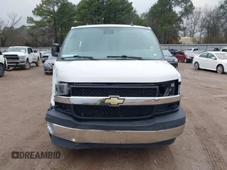 2020 Chevrolet Express Passenger LT z VIN 1GAZGPFG4L1121251, wystawiony jako IAAI lot #41306415 z przebiegiem 77 060 mil mil oraz . Historia ofert i sprzedaży dostępna na DreamBid. Obrazek 13.
