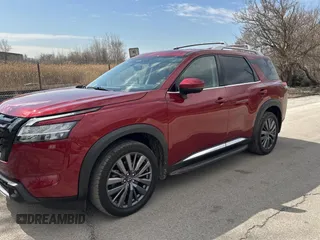 2023 Nissan Pathfinder Platinum z VIN 5N1DR3DH1PC265961, wystawiony jako Copart lot #50937965 z przebiegiem 20 268 mil mil oraz Czysty tytuł • Clean title. Historia ofert i sprzedaży dostępna na DreamBid. Obrazek 2.