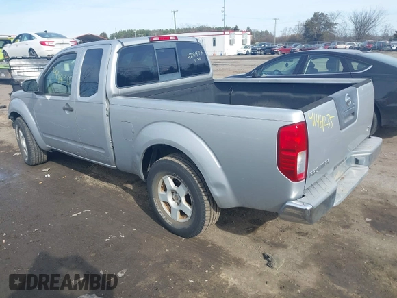 2006 Nissan Frontier SE z VIN 1N6AD06U26C413951, wystawiony jako IAAI lot #41461235 z przebiegiem 236 280 mil mil oraz . Historia ofert i sprzedaży dostępna na DreamBid. Obrazek 3.