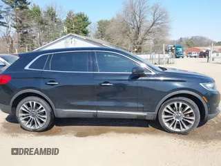 2017 Lincoln MKX Reserve z VIN 2LMPJ8LP2HBL25990, wystawiony jako IAAI lot #41780043 z przebiegiem 121 883 mil mil oraz . Historia ofert i sprzedaży dostępna na DreamBid. Obrazek 13.