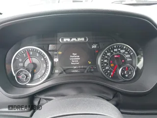 2025 Ram 1500 Big Horn z VIN 1C6SRFFP4SN562194, wystawiony jako IAAI lot #42213184 z przebiegiem 25 704 mil mil oraz . Historia ofert i sprzedaży dostępna na DreamBid. Obrazek 7.