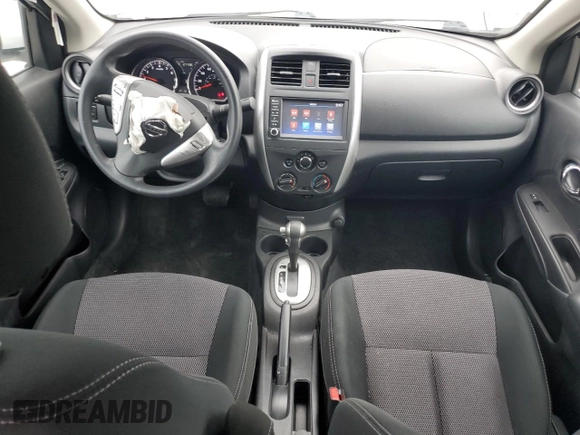 2019 Nissan Versa SV z VIN 3N1CN7APXKL880765, wystawiony jako Copart lot #57474965 z przebiegiem 27 736 mil mil oraz Szkoda całkowita • Salvage title. Historia ofert i sprzedaży dostępna na DreamBid. Obrazek 8.