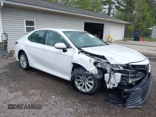 2019 Toyota Camry LE z VIN 4T1B11HK8KU819721, wystawiony jako IAAI lot #42127411 z przebiegiem 101 333 mil mil oraz . Historia ofert i sprzedaży dostępna na DreamBid. Obrazek 1.