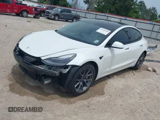 2021 Tesla Model 3 Long Range z VIN 5YJ3E1EB1MF975824, wystawiony jako IAAI lot #42146968 z przebiegiem 97 570 mil mil oraz . Historia ofert i sprzedaży dostępna na DreamBid. Obrazek 2.