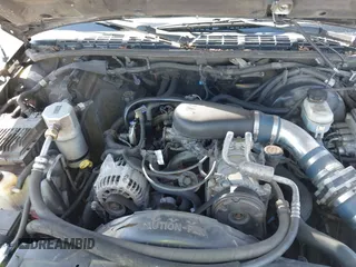 2000 Chevrolet Blazer LT z VIN 1GNDT13W0Y2353621, wystawiony jako IAAI lot #42053605 z przebiegiem 164 160 mil mil oraz . Historia ofert i sprzedaży dostępna na DreamBid. Obrazek 6.