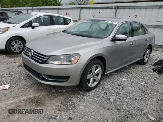 2013 Volkswagen Passat SE z VIN 1VWBP7A31DC098074, wystawiony jako Copart lot #54727575 z przebiegiem 144 658 mil mil oraz Szkoda całkowita • Salvage title. Historia ofert i sprzedaży dostępna na DreamBid. Obrazek 1.