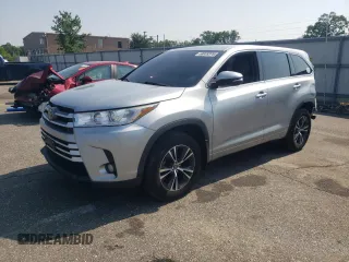 2018 Toyota Highlander LE z VIN 5TDBZRFH7JS830067, wystawiony jako Copart lot #58835375 z przebiegiem 65 315 mil mil oraz Szkoda całkowita • Salvage title. Historia ofert i sprzedaży dostępna na DreamBid. Obrazek 1.