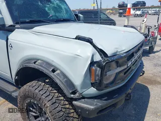 2022 Ford Bronco z VIN 1FMEE5DP3NLA80097, wystawiony jako IAAI lot #42461114 z przebiegiem 32 406 mil mil oraz . Historia ofert i sprzedaży dostępna na DreamBid. Obrazek 14.