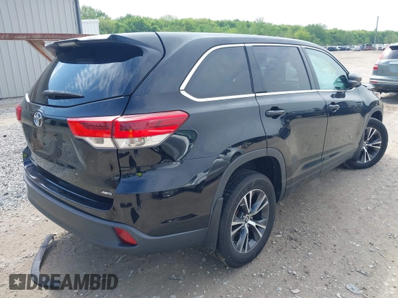 2018 Toyota Highlander LE z VIN 5TDBZRFH7JS889068, wystawiony jako IAAI lot #42220960 z przebiegiem 139 106 mil mil oraz . Historia ofert i sprzedaży dostępna na DreamBid. Obrazek 4.
