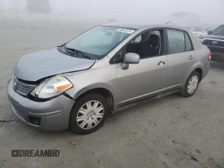 2009 Nissan Versa S z VIN 3N1BC11E89L443497, wystawiony jako Copart lot #85642224 z przebiegiem 160 957 mil mil oraz Szkoda całkowita • Salvage title. Historia ofert i sprzedaży dostępna na DreamBid. Obrazek 1.