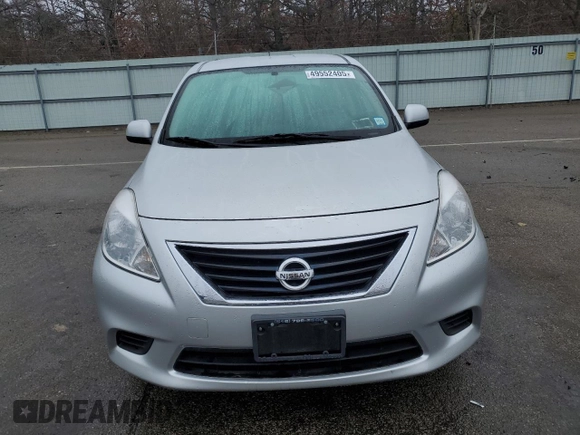 2012 Nissan Versa S z VIN 3N1CN7APXCL816002, wystawiony jako Copart lot #49552405 z przebiegiem 90 082 mil mil oraz Czysty tytuł • Clean title. Historia ofert i sprzedaży dostępna na DreamBid. Obrazek 5.