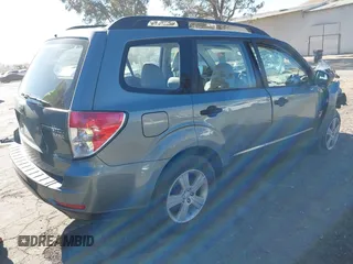 2011 Subaru Forester X z VIN JF2SHABCXBH700936, wystawiony jako IAAI lot #41370510 z przebiegiem 160 626 mil mil oraz . Historia ofert i sprzedaży dostępna na DreamBid. Obrazek 4.