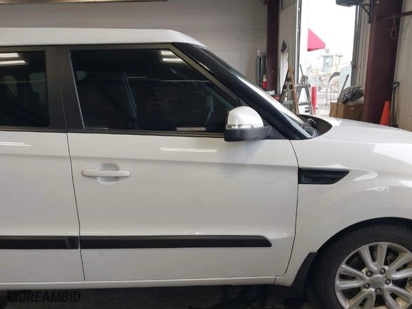 2013 Kia Soul ! with VIN KNDJT2A64D7532083, listed as a IAAI auction lot 41845670 with NaN miles. Bid and sale history available at carsss.com. Image 13.