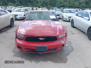 2012 Ford Mustang Premium z VIN 1ZVBP8AM2C5205750, wystawiony jako IAAI lot #42553306 z przebiegiem Nie podano mil oraz . Historia ofert i sprzedaży dostępna na DreamBid. Obrazek 12.