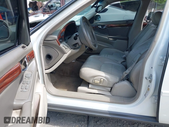 2004 Cadillac DeVille z VIN 1G6KD54YX4U181779, wystawiony jako IAAI lot #41951837 z przebiegiem Nie podano mil oraz . Historia ofert i sprzedaży dostępna na DreamBid. Obrazek 5.