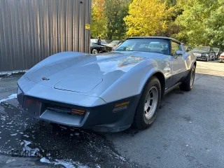 1982 Chevrolet Corvette z VIN 1G1AY8789C5101514, wystawiony jako Copart lot #87106344 z przebiegiem 3 012 mil mil oraz Czysty tytuł • Clean title. Historia ofert i sprzedaży dostępna na DreamBid. Obrazek 2.
