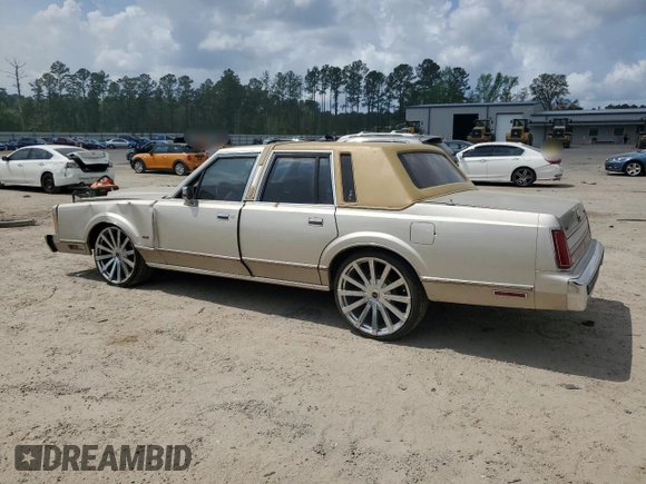 1989 Lincoln Town Car z VIN 1LNBM81F8KY816906, wystawiony jako Copart lot #51316715 z przebiegiem 361 830 mil mil oraz Szkoda całkowita • Salvage title. Historia ofert i sprzedaży dostępna na DreamBid. Obrazek 2.