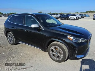 2024 BMW X1 xDrive28i z VIN WBX73EF08R5Y90826, wystawiony jako Copart lot #56059065 z przebiegiem 18 928 mil mil oraz Tytuł czysty. Historia ofert i sprzedaży dostępna na DreamBid. Obrazek 4.