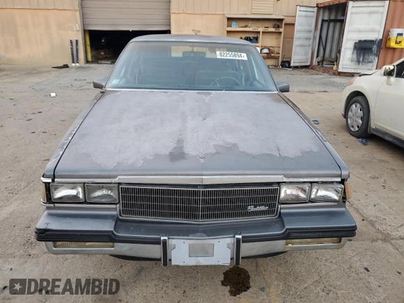 1985 Cadillac Fleetwood z VIN 1G6CB6984F4325337, wystawiony jako Copart lot #82255894 z przebiegiem 46 192 mil mil oraz Czysty tytuł • Clean title. Historia ofert i sprzedaży dostępna na DreamBid. Obrazek 5.