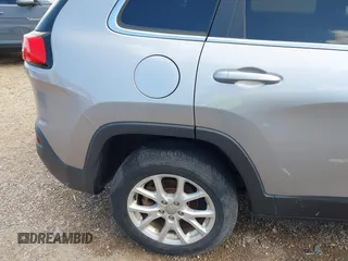 2018 Jeep Cherokee Latitude Tech Connect z VIN 1C4PJLCB5JD568524, wystawiony jako IAAI lot #42542664 z przebiegiem 82 370 mil mil oraz . Historia ofert i sprzedaży dostępna na DreamBid. Obrazek 6.